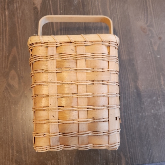 Mistletoe Christmas Basket With "Season's Greetings" Metal Riveted Sign On Front - Picture 7 of 10